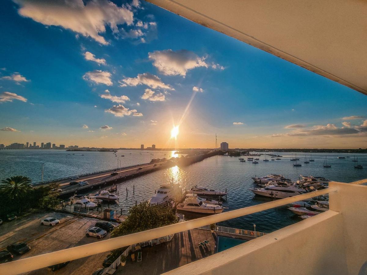 Bayfront Apartment Breathtaking Views- One Bedroom W Balcony- Living Room -Free Parking ميامي بيتش المظهر الخارجي الصورة